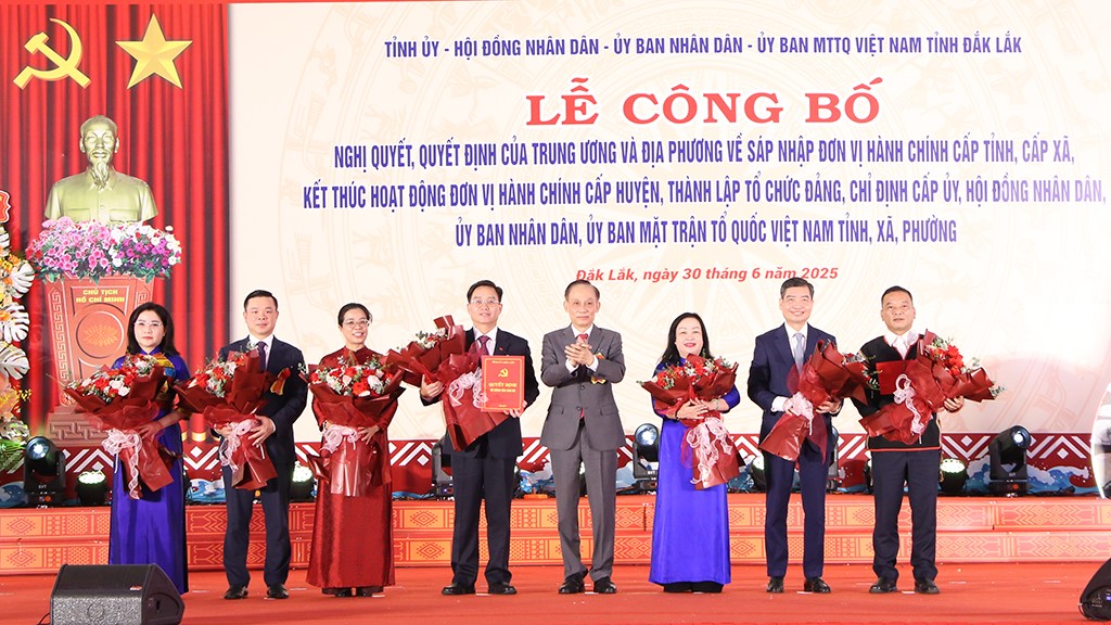 Announcement of Resolutions and Decisions on the Reorganization of Administrative Units in Dak Lak Province (New).