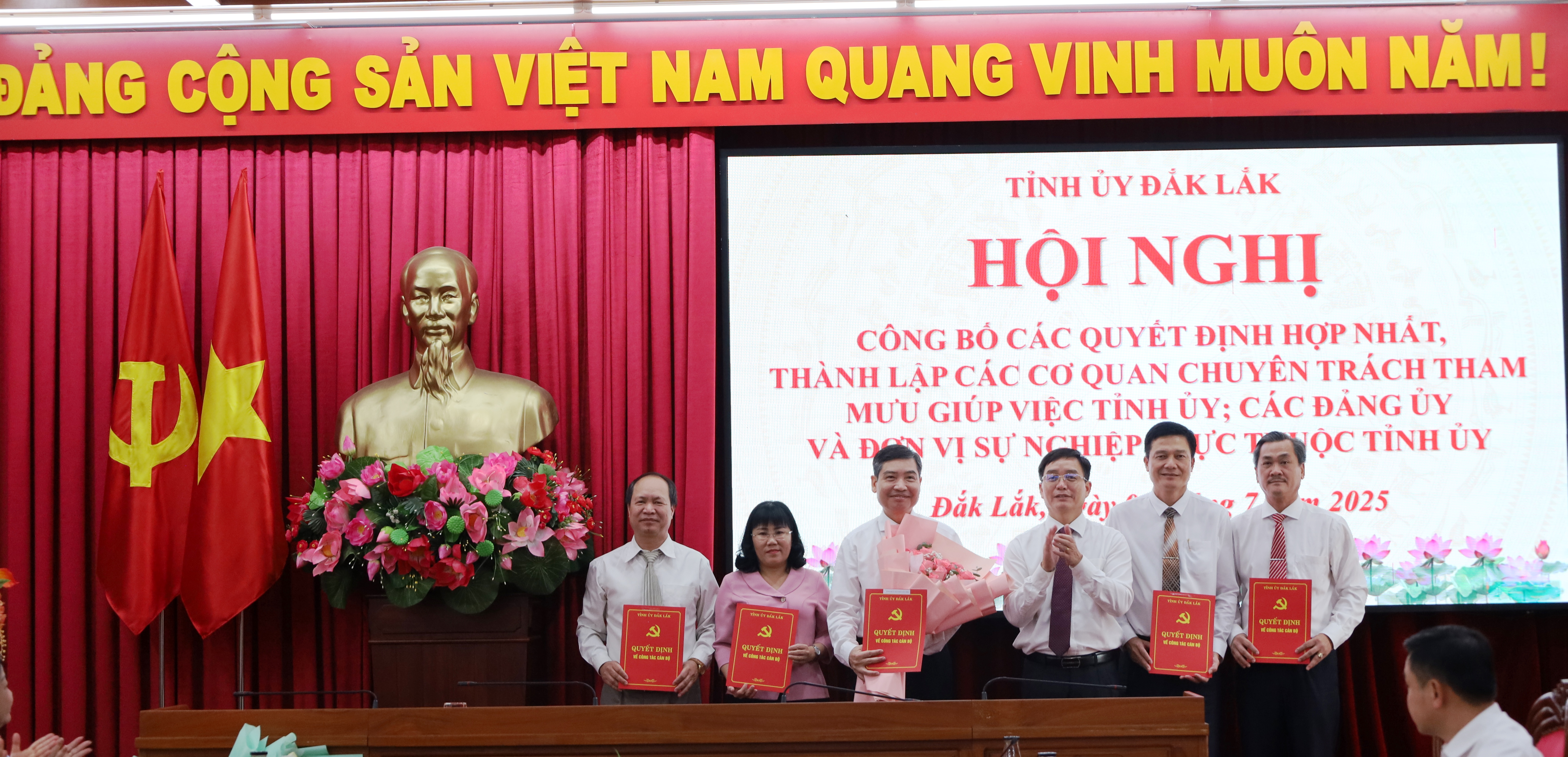 Tỉnh ủy Đắk Lắk công bố các Quyết định về việc hợp nhất, thành lập các cơ quan chuyên trách tham mưu, giúp việc