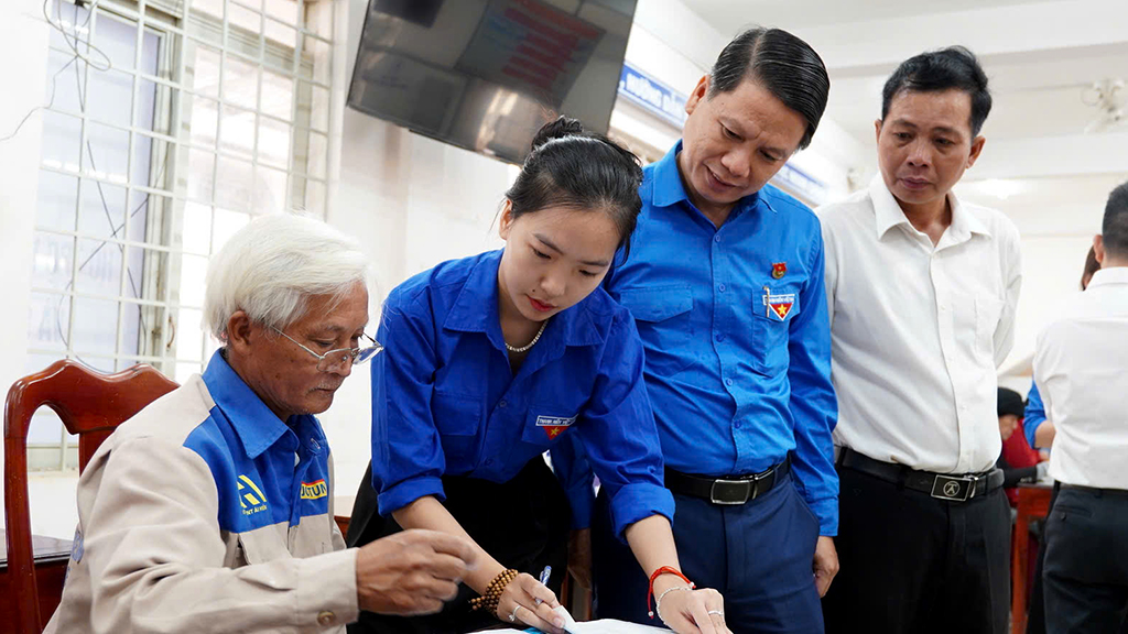 Ra quân Đội hình thanh niên tình nguyện hỗ trợ vận hành mô hình chính quyền 2 cấp tỉnh Đắk Lắk