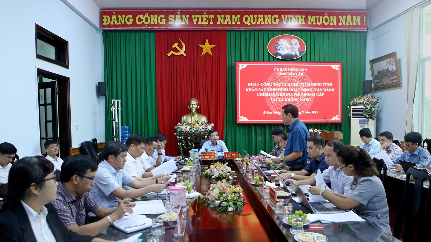 The Chairman of the People's Committee of Dak Lak Province surveyed the operational situation of local government at two levels in Krong Nang Commune and Buon Ho Ward.