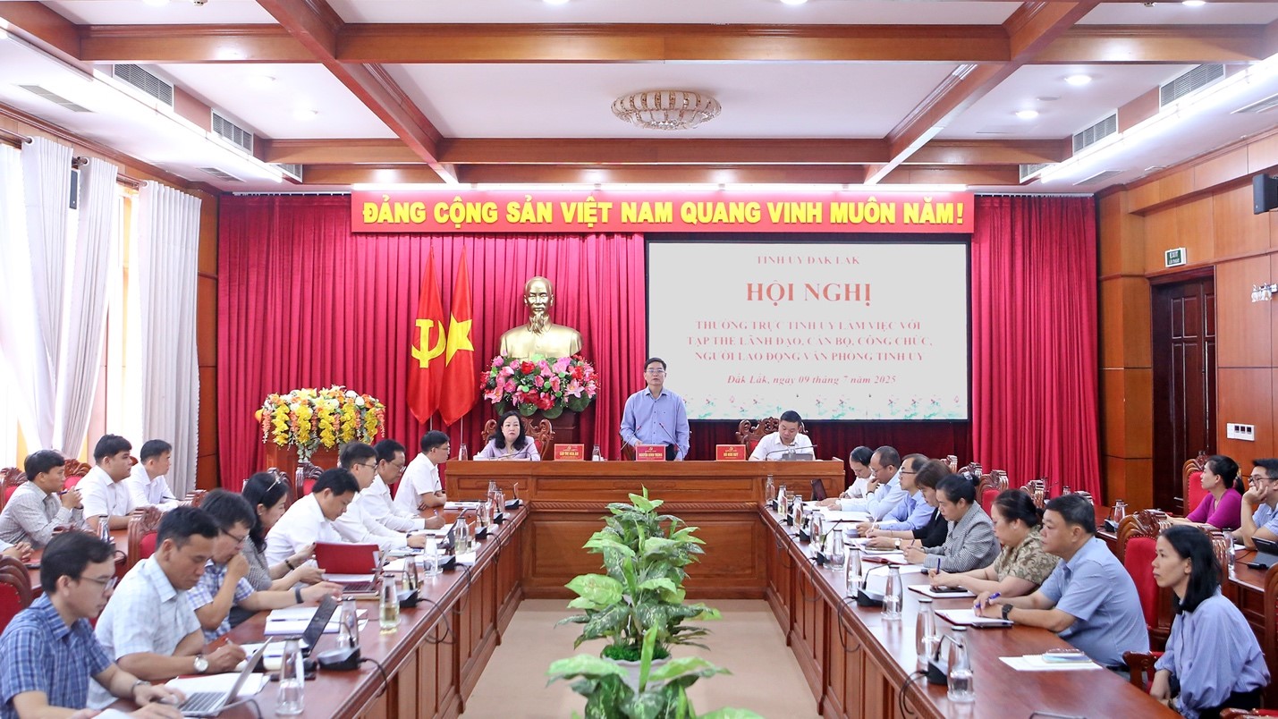 The Standing Committee of the Dak Lak Provincial Party Committee works with leaders, officials, civil servants, and employees of the Provincial Party Office.
