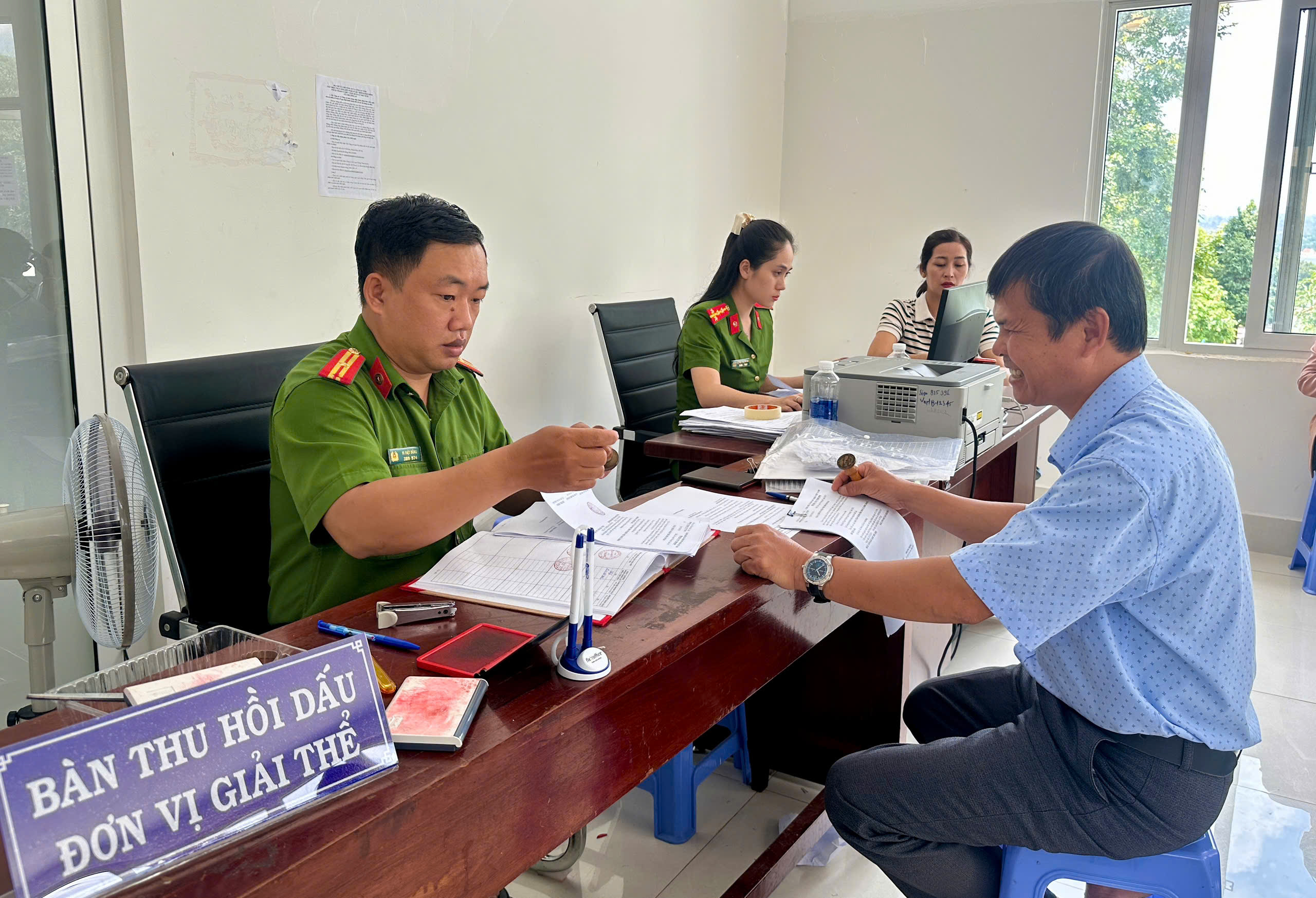 Tăng cường 18 cán bộ, chiến sĩ tiếp nhận giải quyết thu hồi cấp đổi con dấu tại bộ phận hành chính công tỉnh