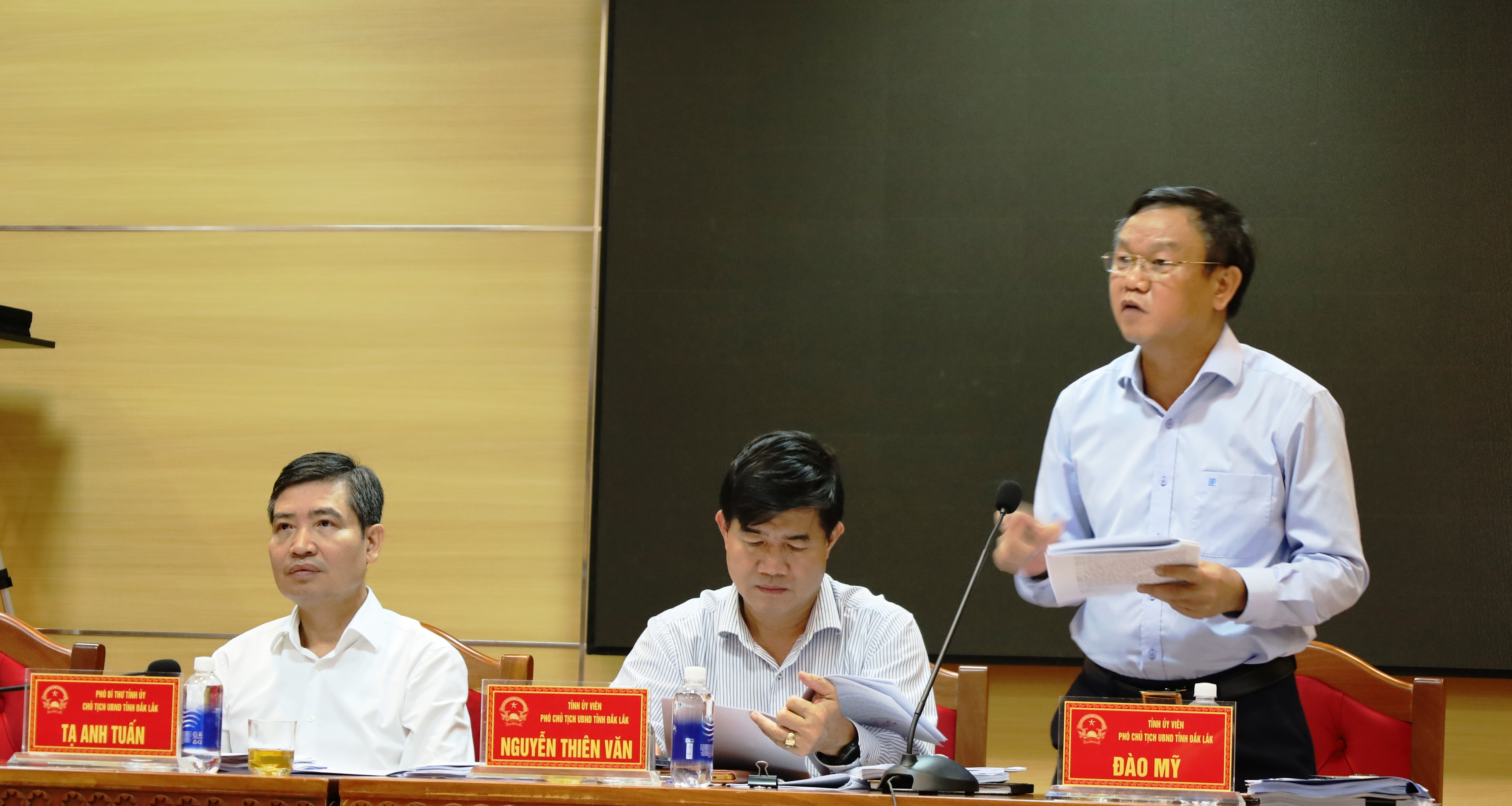 Thành viên UBND tỉnh thông qua nhiều dự thảo Nghị quyết trình Kỳ họp chuyên đề lần thứ Nhất