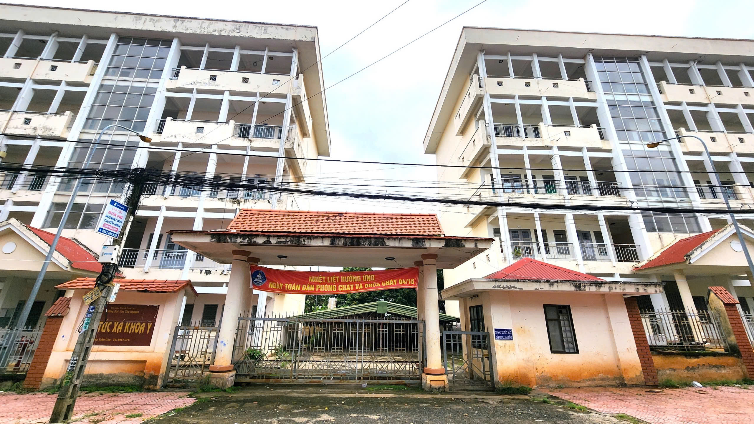 Bảo đảm kinh phí đi lại, nhà ở công vụ cho cán bộ, công chức khi làm việc ở trung tâm hành chính Đắk Lắk mới