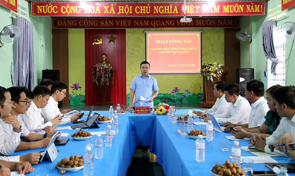 Đồng chí Đỗ Hữu Huy - Phó Bí thư Tỉnh ủy làm việc tại xã Ia Lốp và Ia Rvê