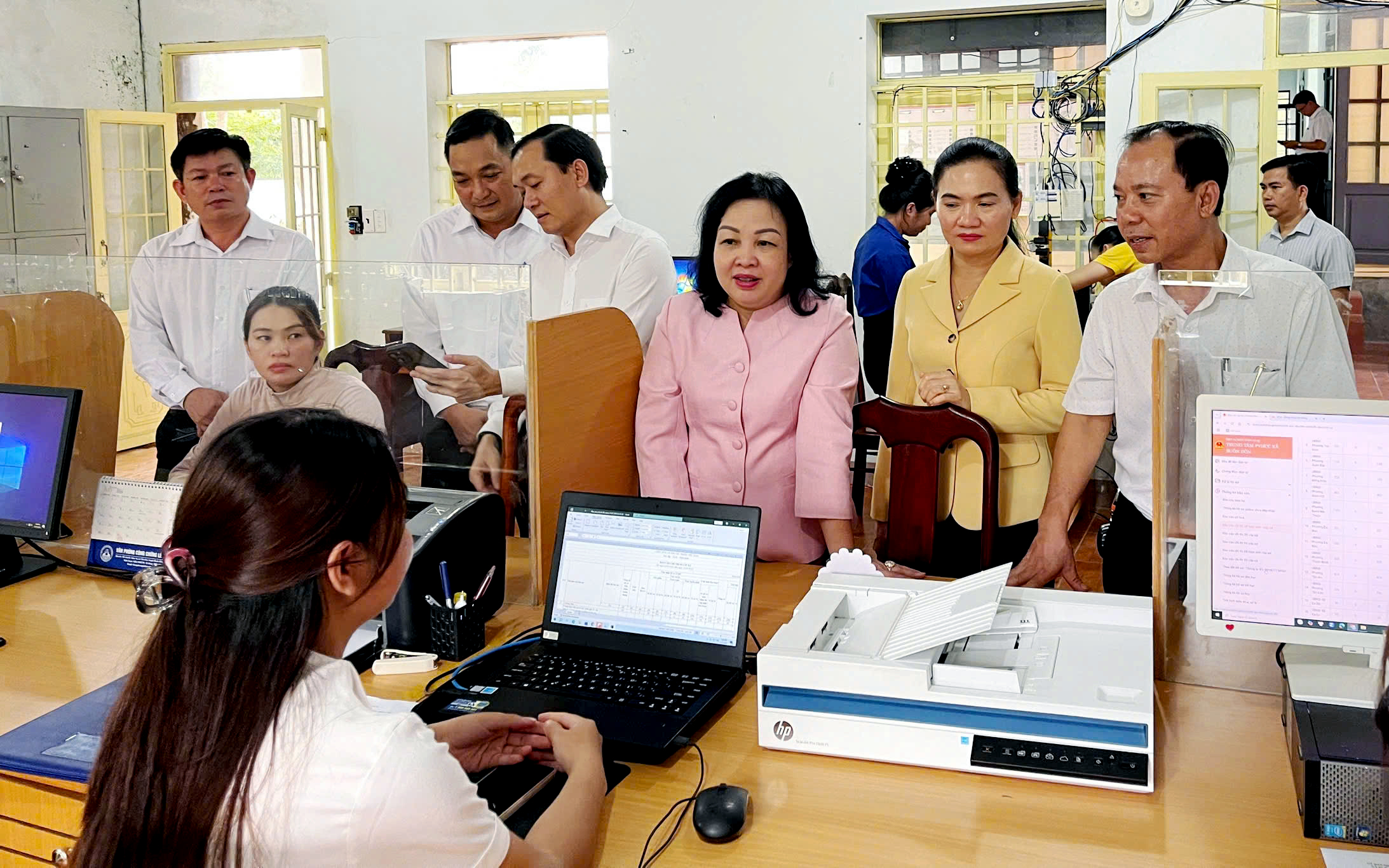 Phó Bí thư Thường trực Tỉnh ủy Cao Thị Hòa An làm việc tại Đảng ủy xã Buôn Đôn