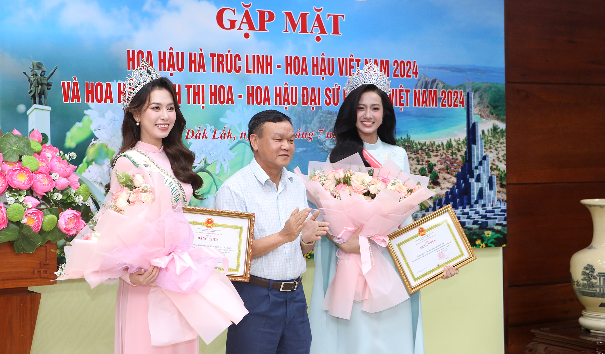 Lãnh đạo UBND tỉnh gặp mặt Hoa hậu Hà Trúc Linh và Hoa hậu Đinh Thị Hoa