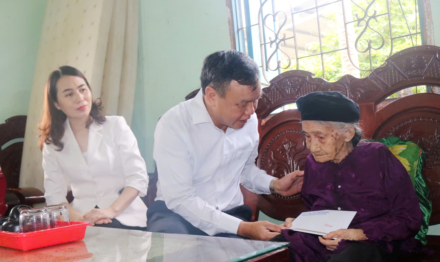 Phó Chủ tịch UBND tỉnh Đào Mỹ thăm, tặng quà gia đình chính sách trên địa bàn tỉnh Đắk Lắk