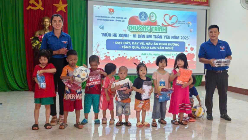 Lan tỏa yêu thương qua chương trình “Mùa hè xanh – Vì đàn em thân yêu”