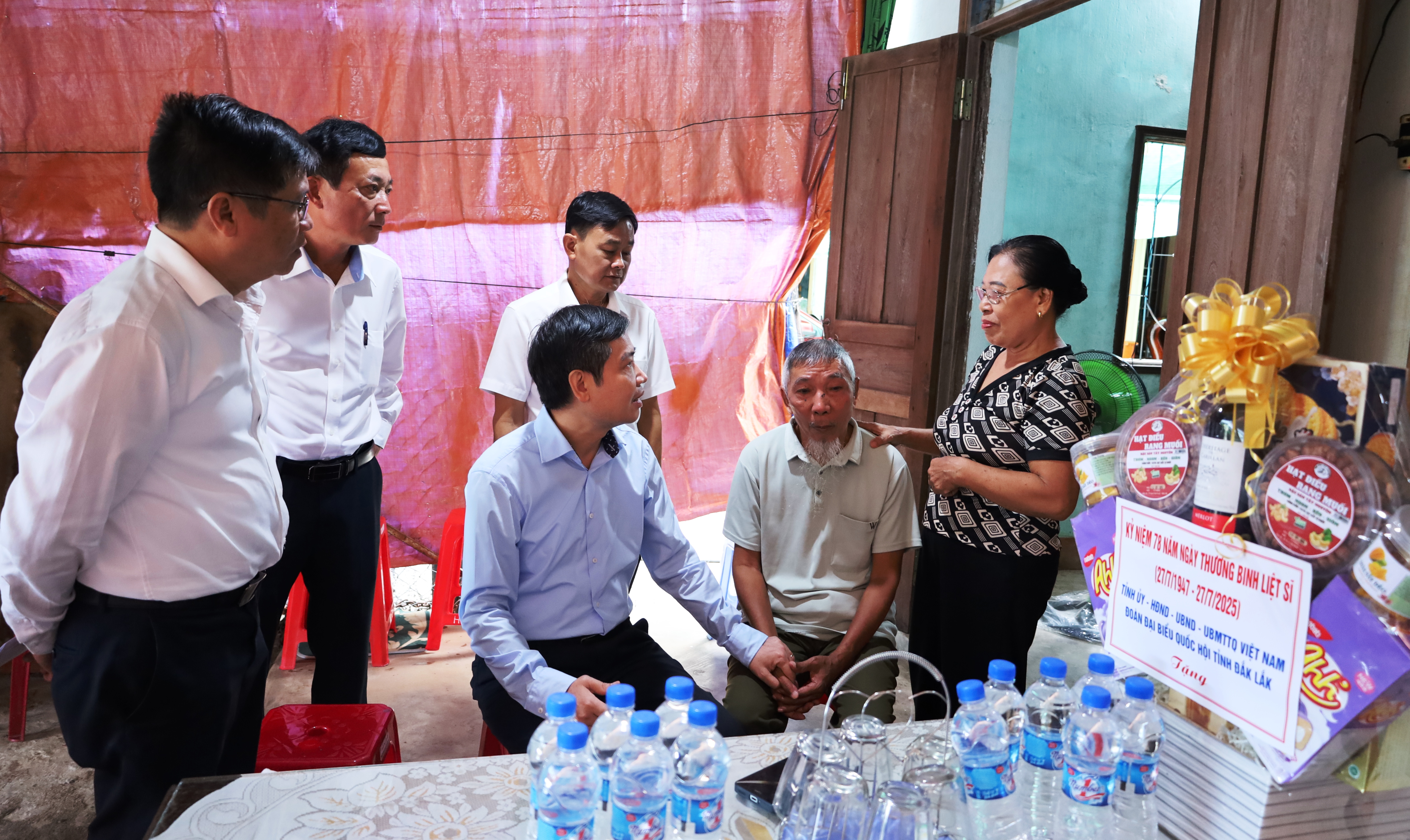 Chủ tịch UBND tỉnh Tạ Anh Tuấn thăm, tặng quà các gia đình chính sách xã Ea Bung