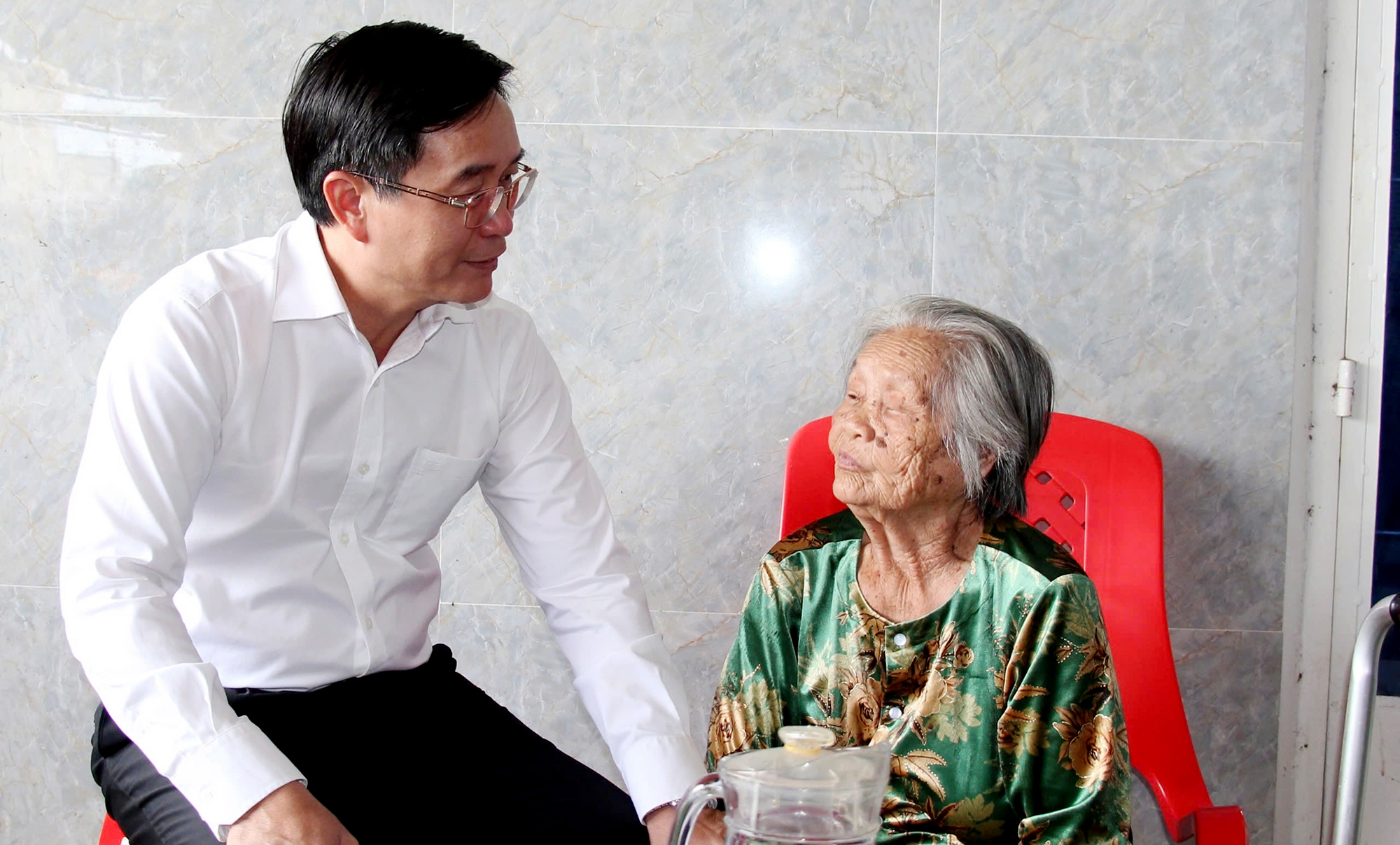 Bí thư Tỉnh ủy Nguyễn Đình Trung thăm gia đình có công với cách mạng