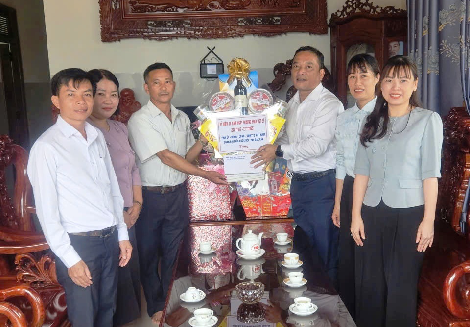 Chủ tịch Ủy ban MTTQ Việt Nam tỉnh Y Giang Gry Niê Knơng thăm, tặng quà người có công tại các phường Buôn Hồ, Cư Bao và xã Ea Drông