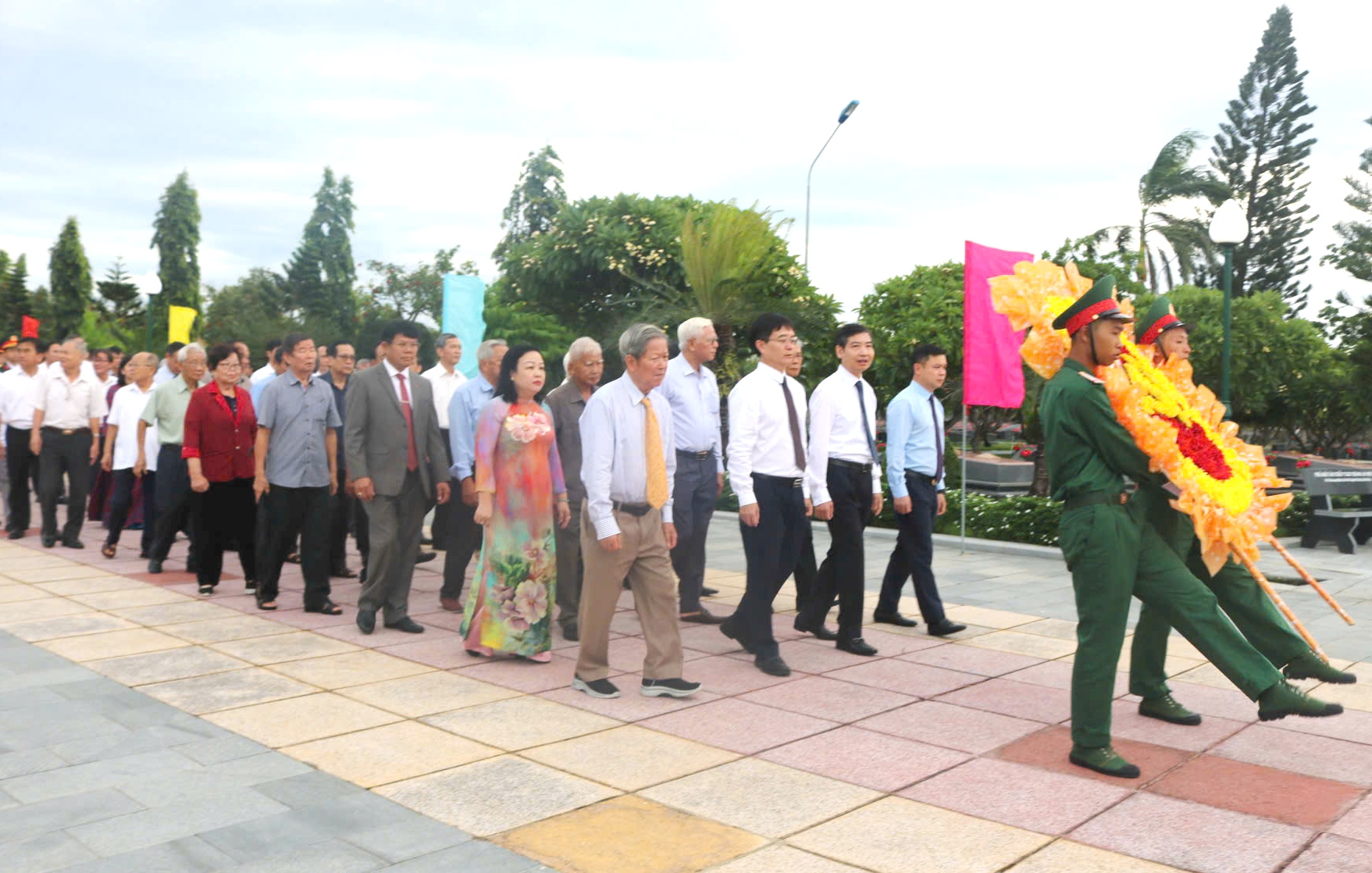 Dâng hương, dâng hoa tưởng nhớ các anh hùng liệt sĩ