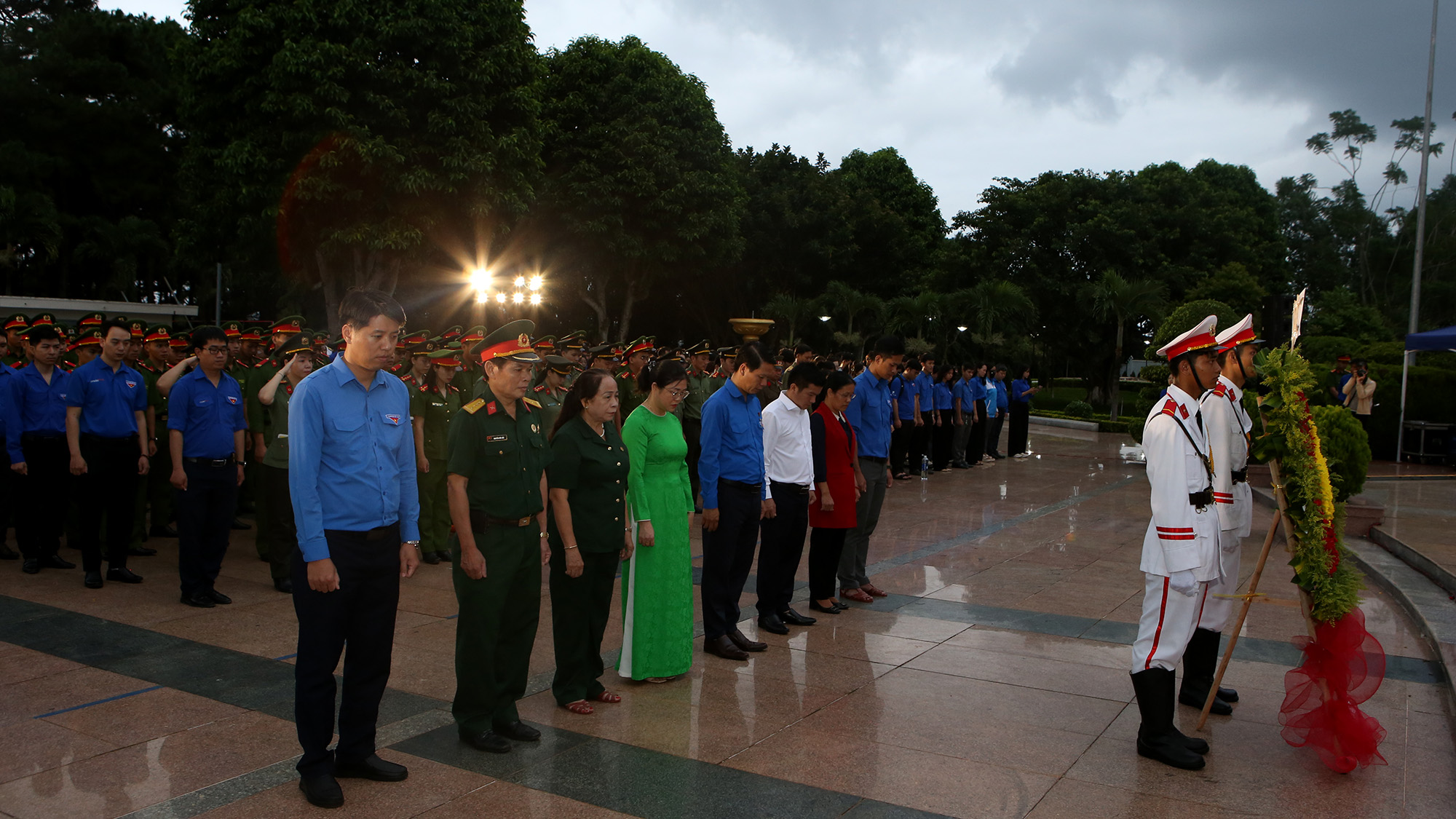 Tuổi trẻ các dân tộc tỉnh Đắk Lắk thắp nến tri ân các anh hùng liệt sĩ tại Nghĩa trang Liệt sĩ tỉnh