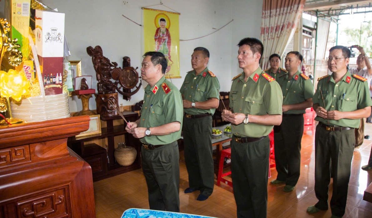 Công an tỉnh Đắk Lắk tri ân các thương binh, liệt sĩ, gia đình chính sách