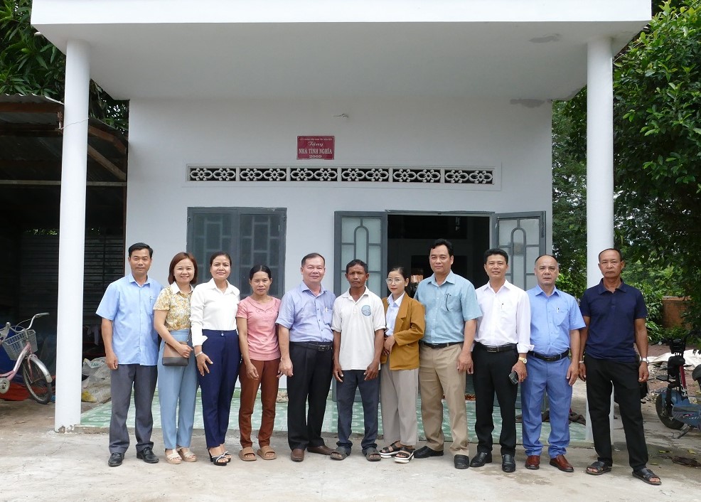 Bàn giao nhà ở cho người có công với cách mạng trên địa bàn xã Ea Wer