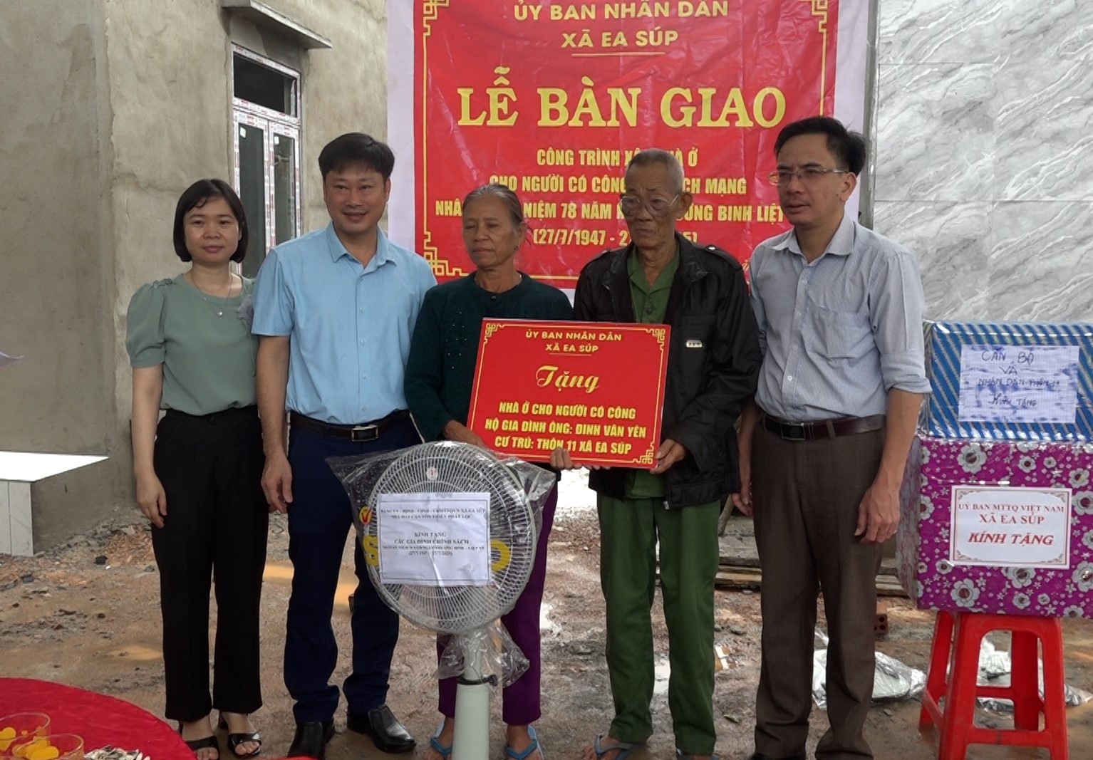 Bàn giao nhà ở cho người có công cách mạng trên địa bàn xã Ea Súp