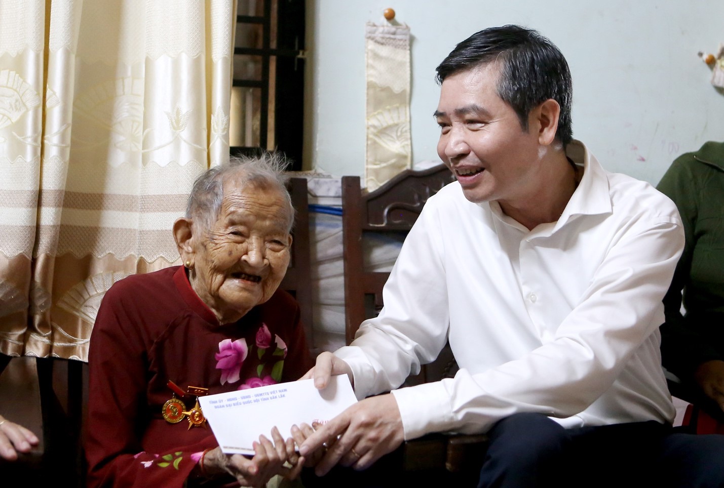 Comrade Ta Anh Tuan – Deputy Secretary of the Provincial Party Committee, Chairman of the Provincial People's Committee visits and presents gifts to those who have rendered services at Tan Lap Ward.