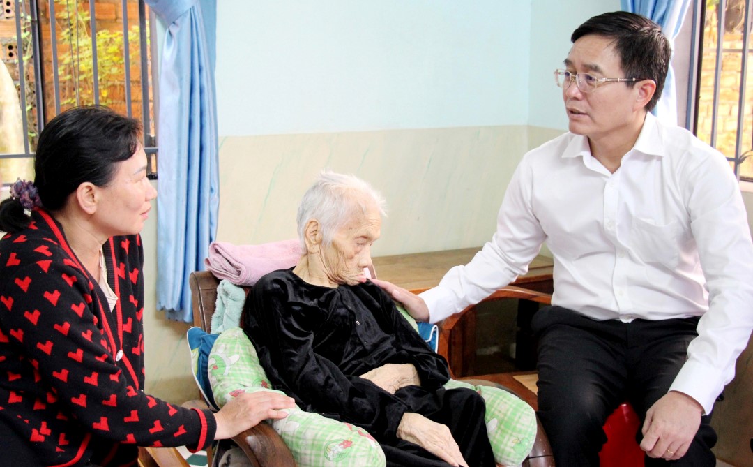 Provincial Party Secretary Nguyen Dinh Trung visits a family with contributions to the revolution.