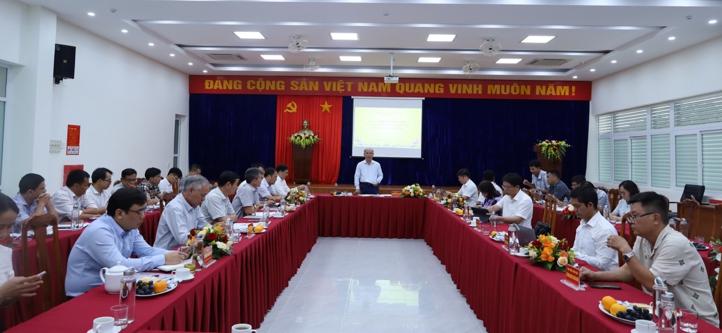 Vice Chairman of the Provincial People's Committee Truong Cong Thai works with the Department of Construction.