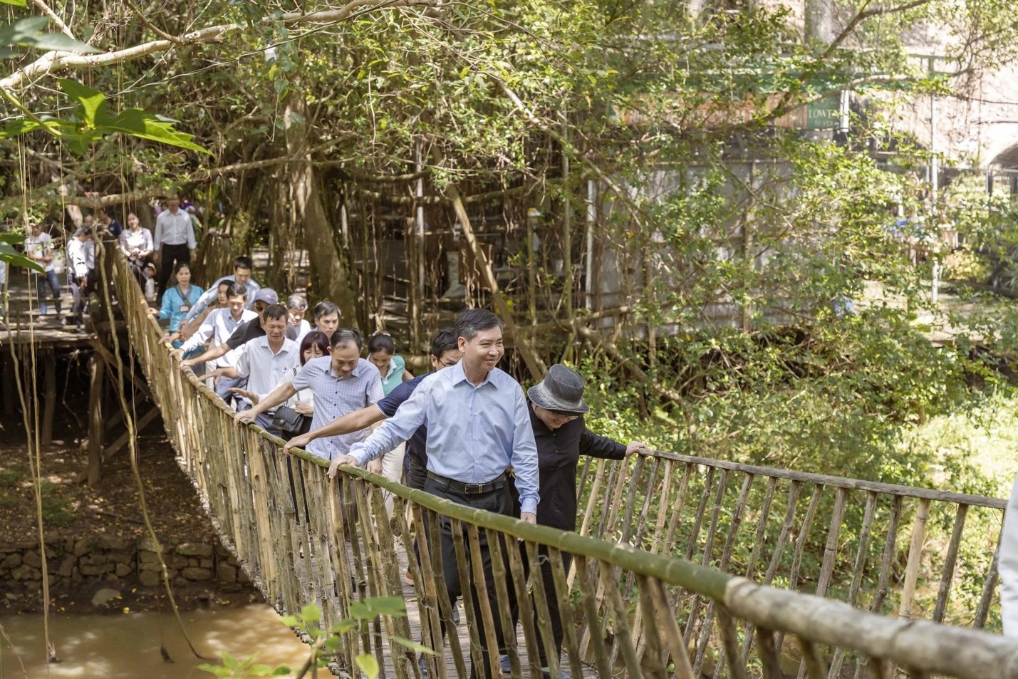 Chairman of the People's Committee of Dak Lak Province, Ta Anh Tuan, surveys the Buon Don Suspension Bridge Tourist Area - Island Village and Dak Lak Museum.