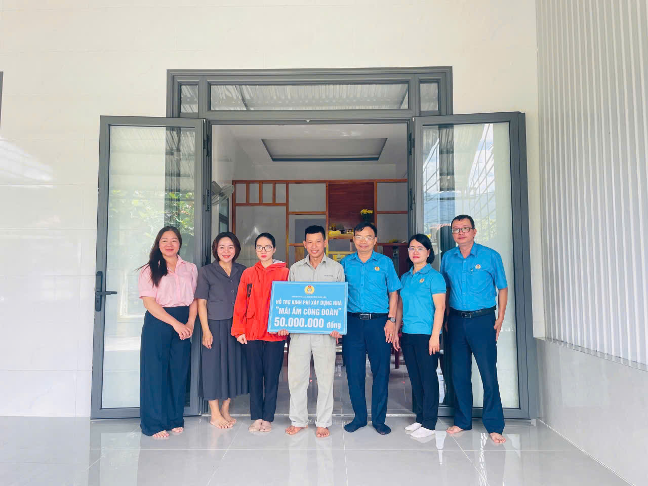 Trao kinh phí hỗ trợ xây dựng nhà ở cho 2 đoàn viên tại xã Ea Ktur và xã Krông Bông