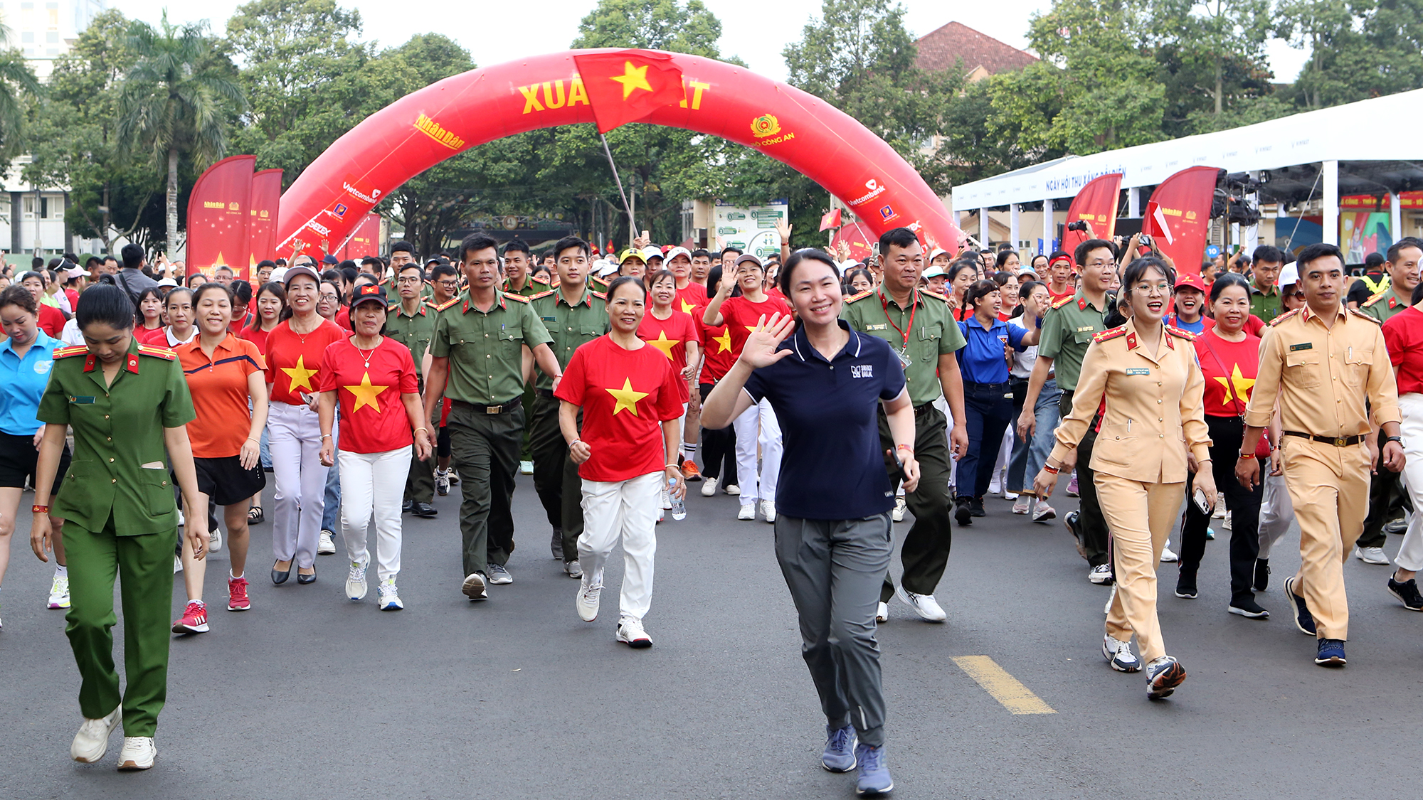 Đắk Lắk: Hàng ngàn người hưởng ứng hoạt động đi bộ toàn quốc “Cùng Việt Nam tiến bước”