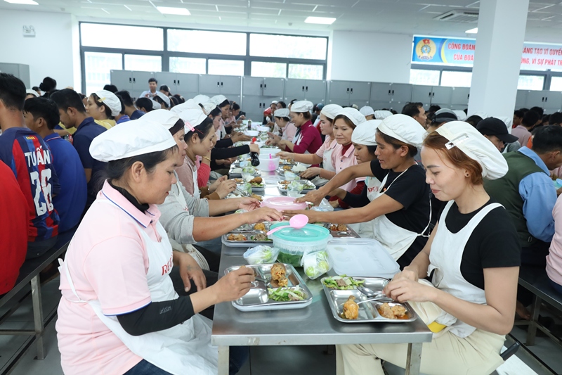 Ấm áp “Bữa cơm công đoàn” cho hơn 700 công nhân Công ty TNHH Dệt sợi Regal
