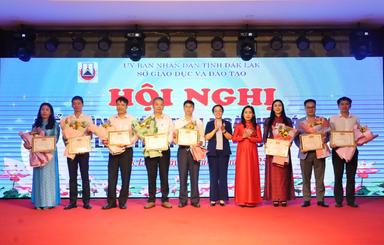 Tuyên dương các tập thể, cá nhân điển hình tiên tiến ngành Giáo dục tỉnh Đắk Lắk