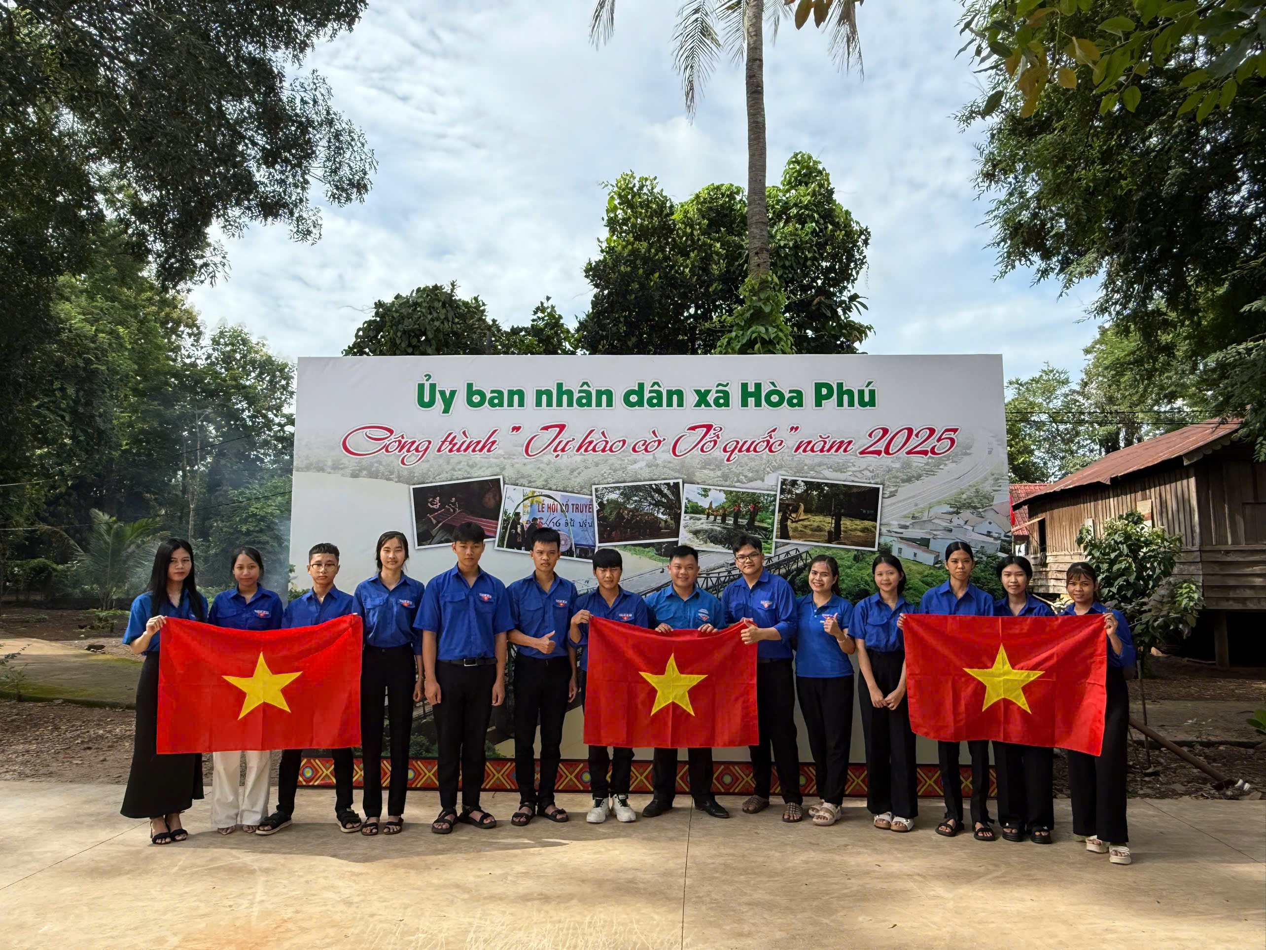 Xã Hòa Phú tổ chức khánh thành công trình “Tự hào cờ Tổ quốc