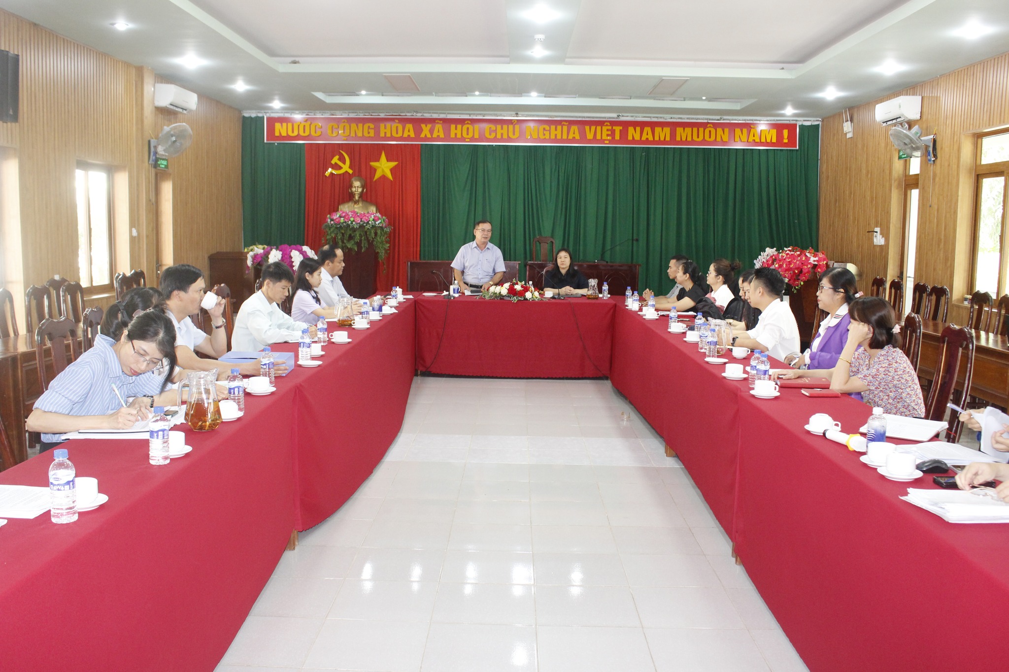 Sở Nội vụ kiểm tra, hướng dẫn công tác cải cách hành chính, văn thư lưu trữ tại xã Ea wer