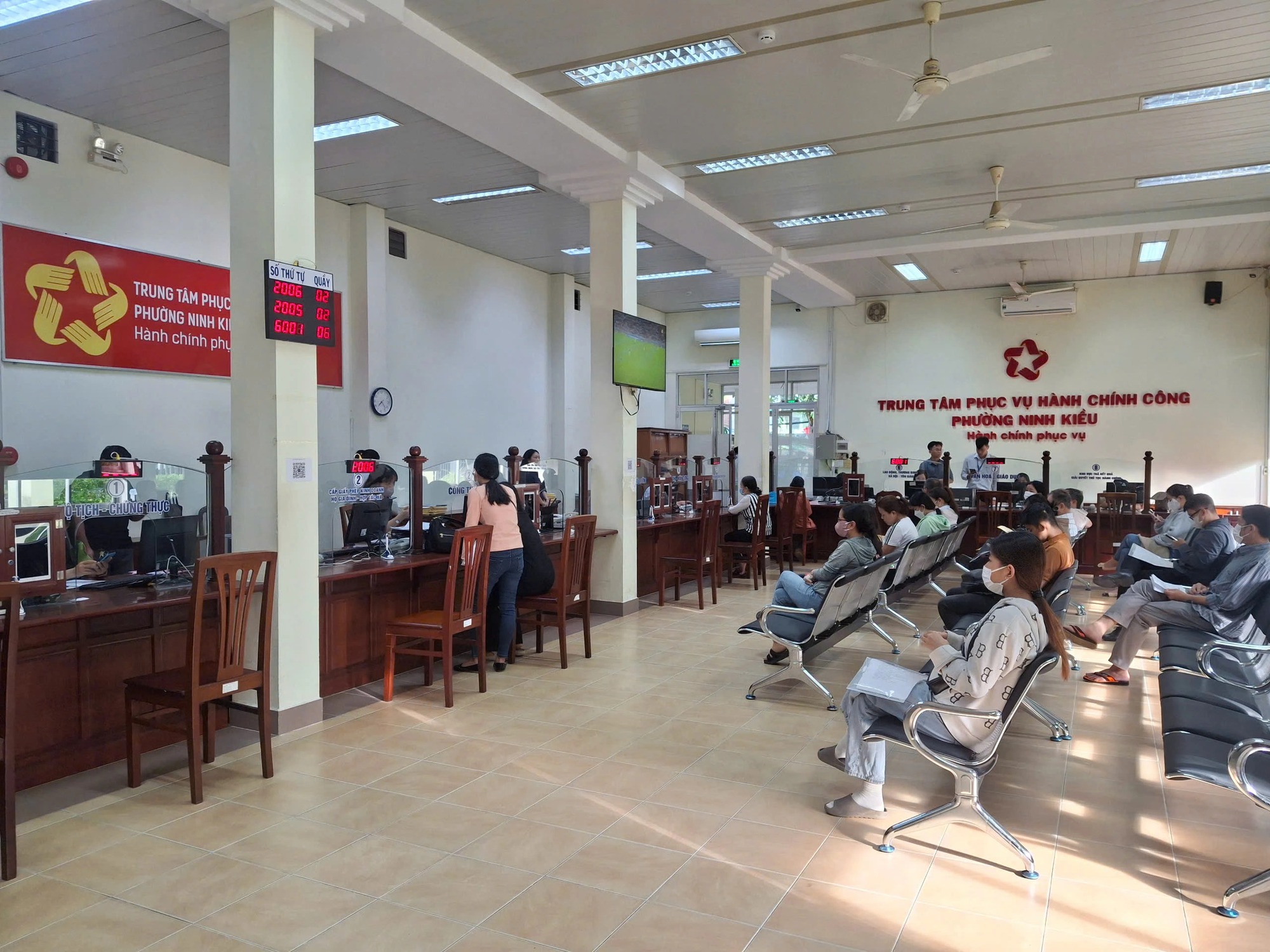 Bảo đảm cắt giảm, đơn giản hóa thủ tục hành chính, điều kiện kinh doanh và thực hiện thủ tục hành chính thông suốt, hiệu quả trong triển khai chính quyền địa phương 02 cấp