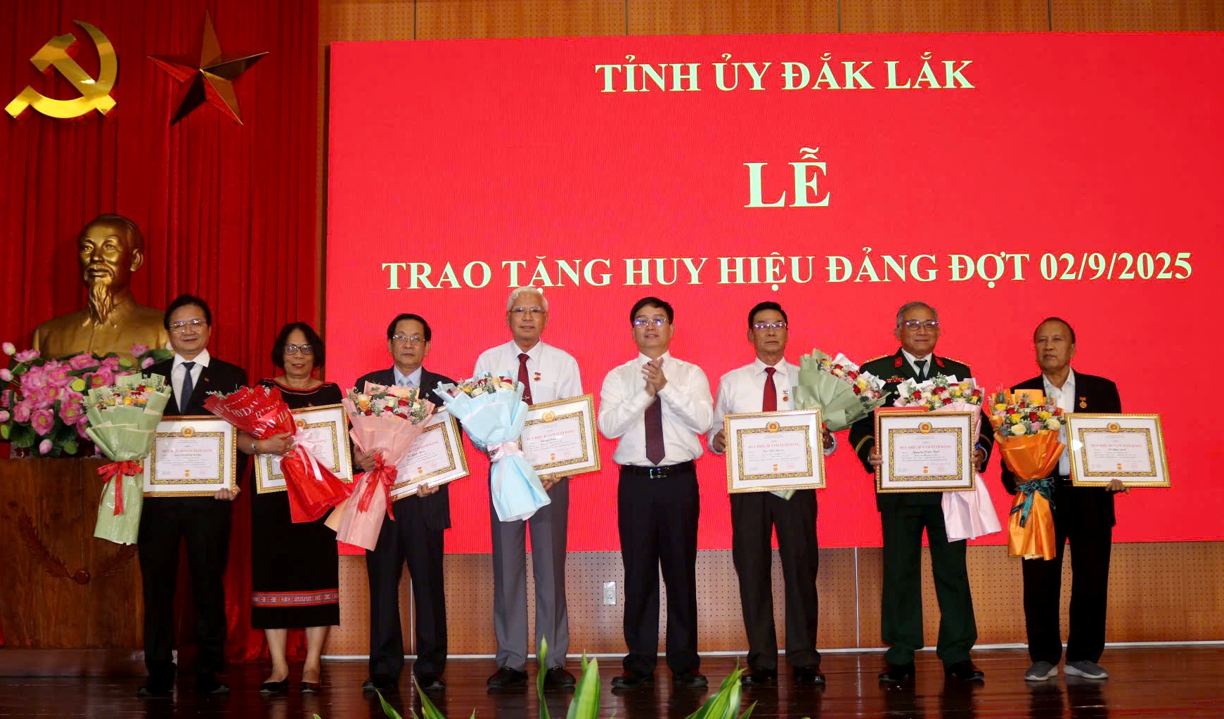 Tỉnh ủy Đắk Lắk gặp mặt, trao Huy hiệu Đảng nguyên lãnh đạo tỉnh nhân dịp Quốc khánh 2/9