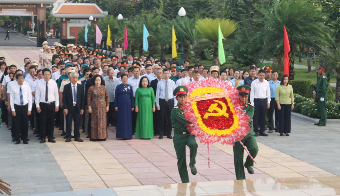 Lãnh đạo tỉnh Đắk Lắk dâng hương, tri ân các anh hùng liệt sĩ khu vực phía Đông