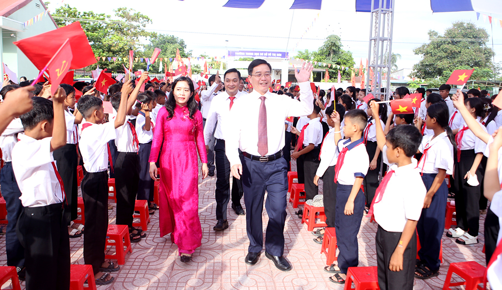 Bí thư Tỉnh ủy Nguyễn Đình Trung dự Lễ khai giảng tại xã biên giới Buôn Đôn