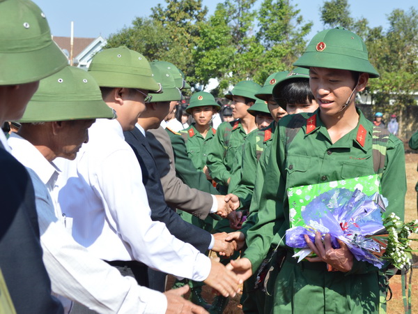 Ea H’Leo: 180 thanh niên lên đường nhập ngũ