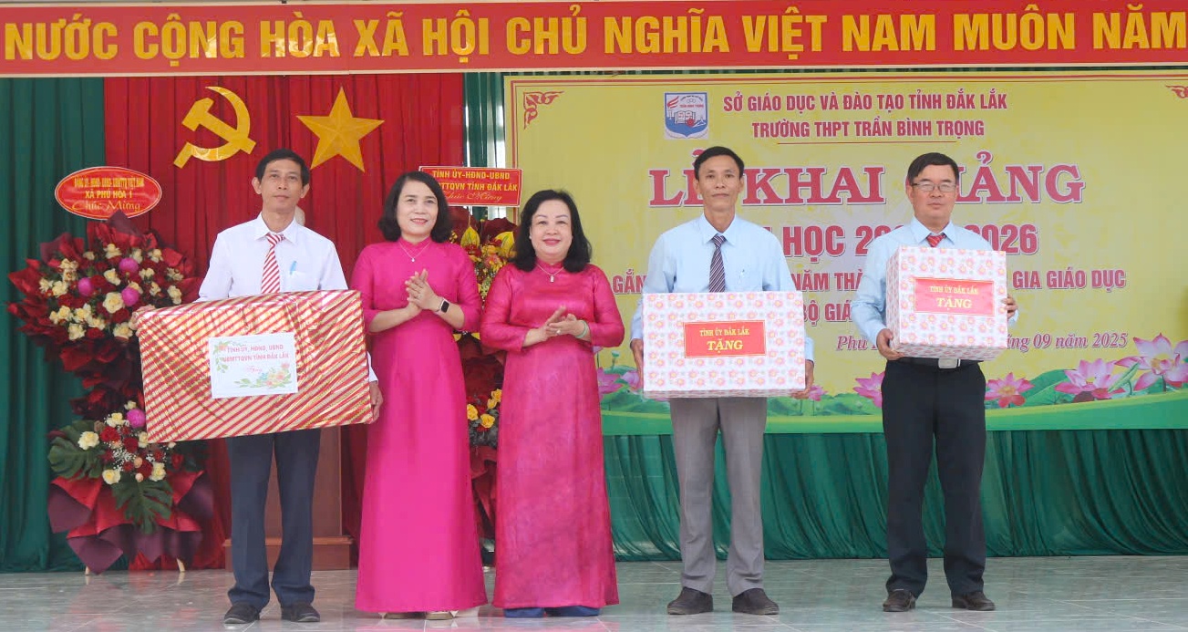 Trường THPT Trần Bình Trọng khai giảng năm học mới