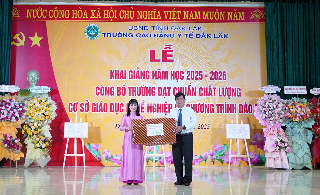 Phó Chủ tịch UBND tỉnh Nguyễn Thiên Văn dự lễ khai giảng năm học mới tại Trường Cao đẳng Y tế Đắk Lắk