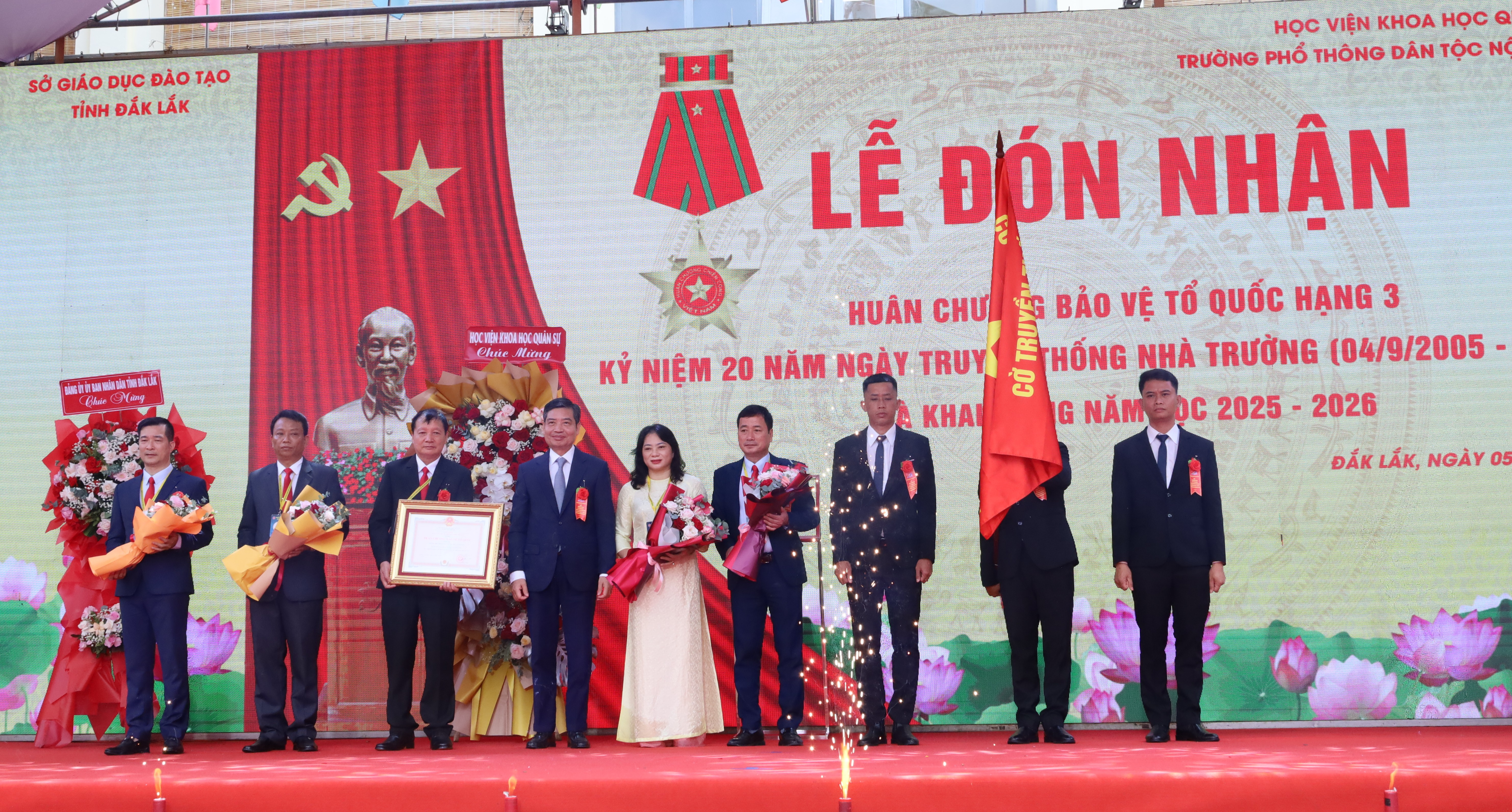 Trường Phổ thông Dân tộc Nội trú Tây Nguyên kỷ niệm 20 năm thành lập và đón nhận Huân chương Bảo vệ Tổ quốc hạng Ba