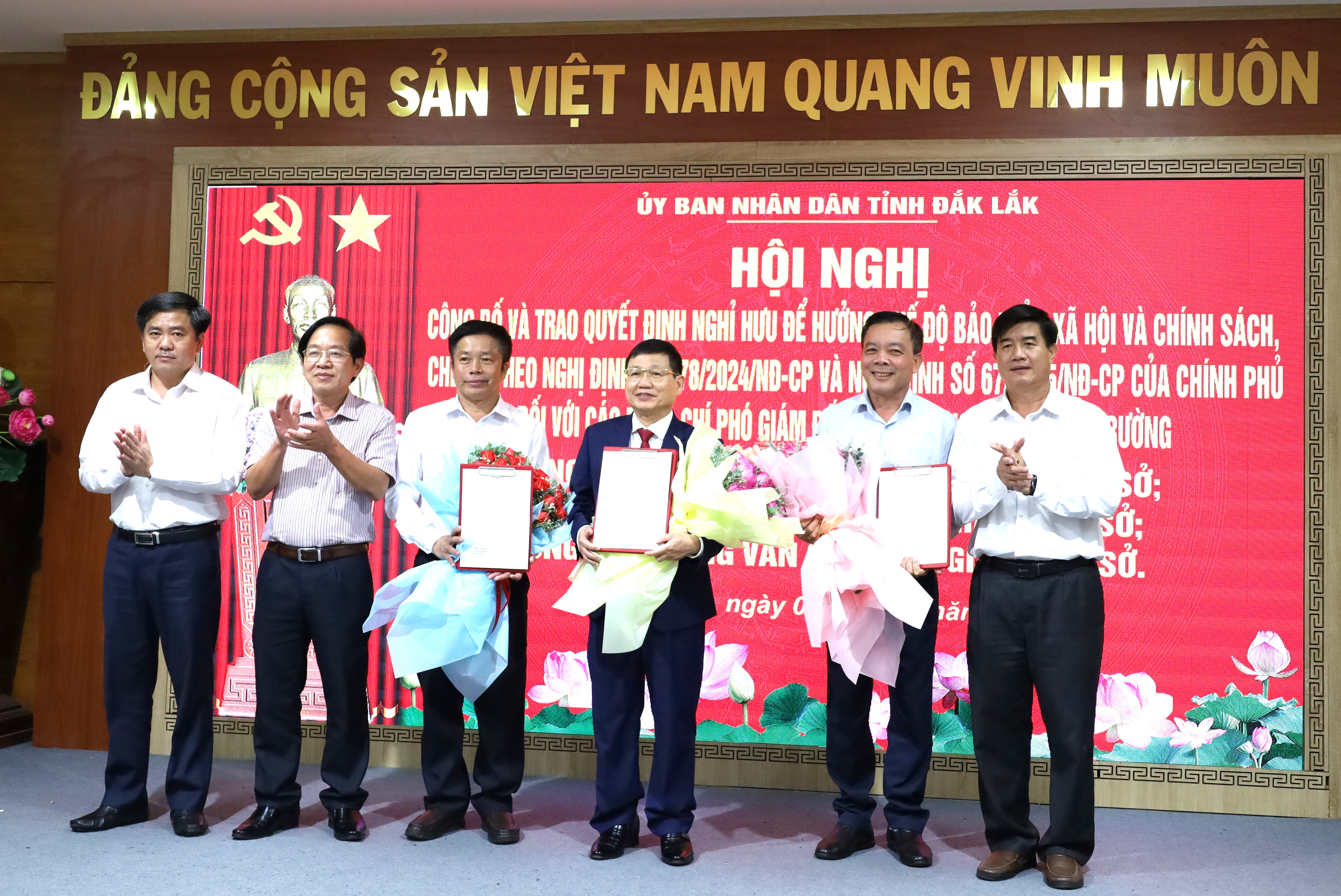 Công bố, trao quyết định nghỉ hưu với 3 Phó Giám đốc Sở Nông nghiệp và Môi trường