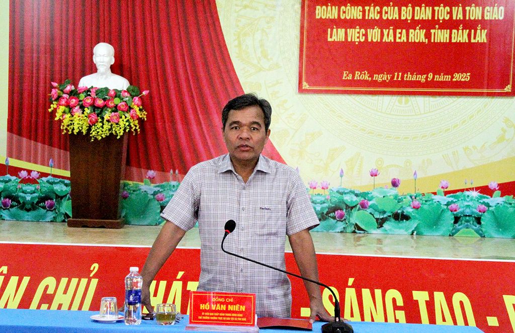 Đoàn công tác của Bộ Dân tộc và Tôn giáo làm việc tại xã Ea Rốk