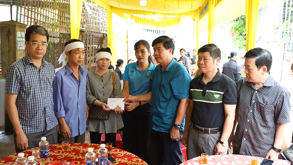 Lãnh đạo UBND tỉnh thăm gia đình nạn nhân vụ án tại phường Thành Nhất