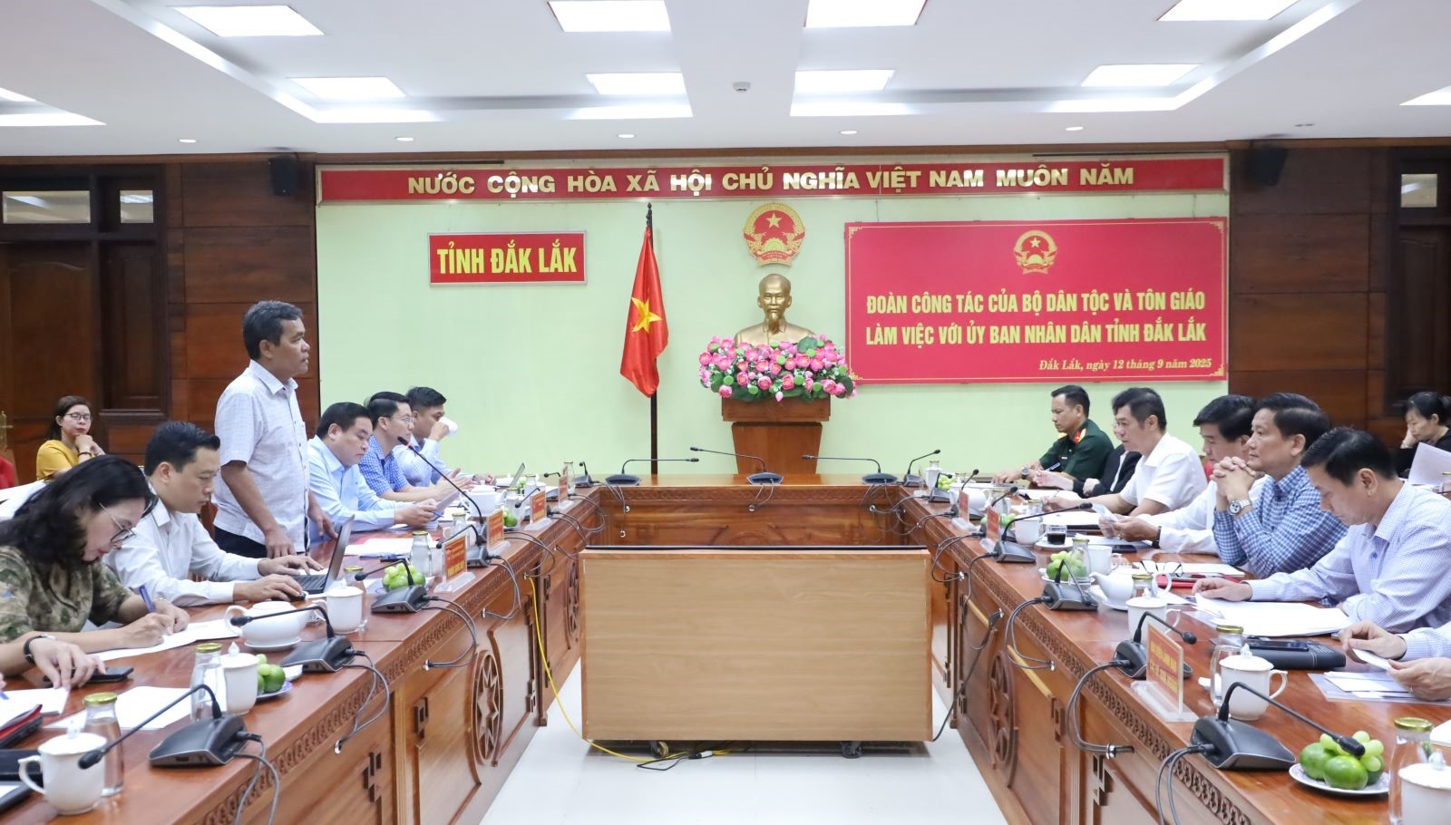 A delegation from the Ministry of Ethnic Affairs and Religion works with the People's Committee of Dak Lak Province