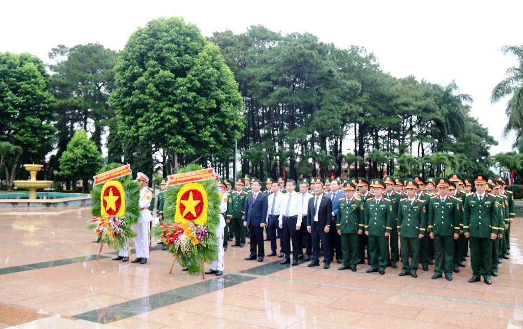 Lãnh đạo tỉnh Đắk Lắk viếng Nghĩa trang Liệt sĩ tỉnh nhân kỷ niệm 80 năm Ngày truyền thống lực lượng vũ trang tỉnh