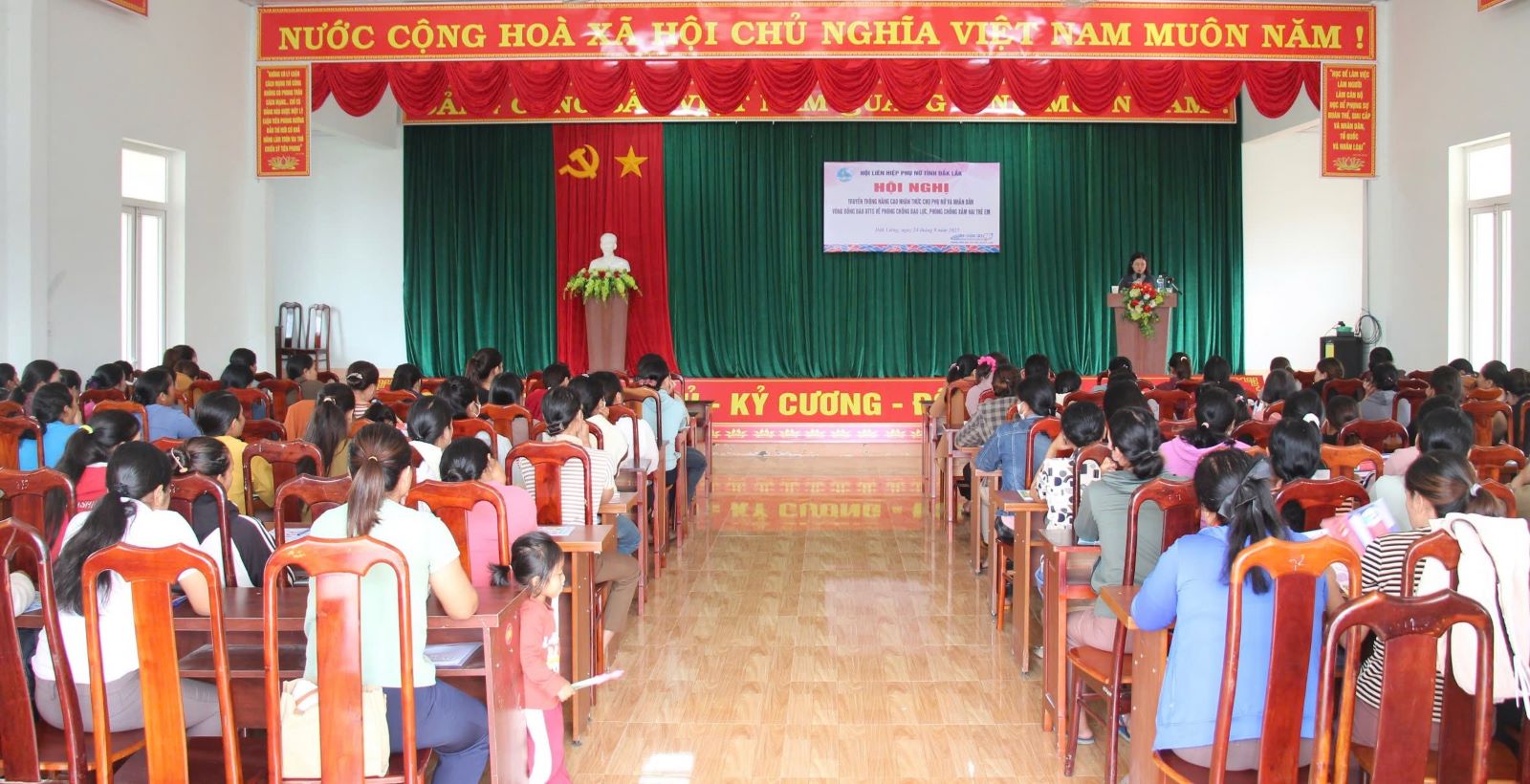 Tập huấn nâng cao kiến thức bình đẳng giới cho người dân vùng triển khai Dự án 8