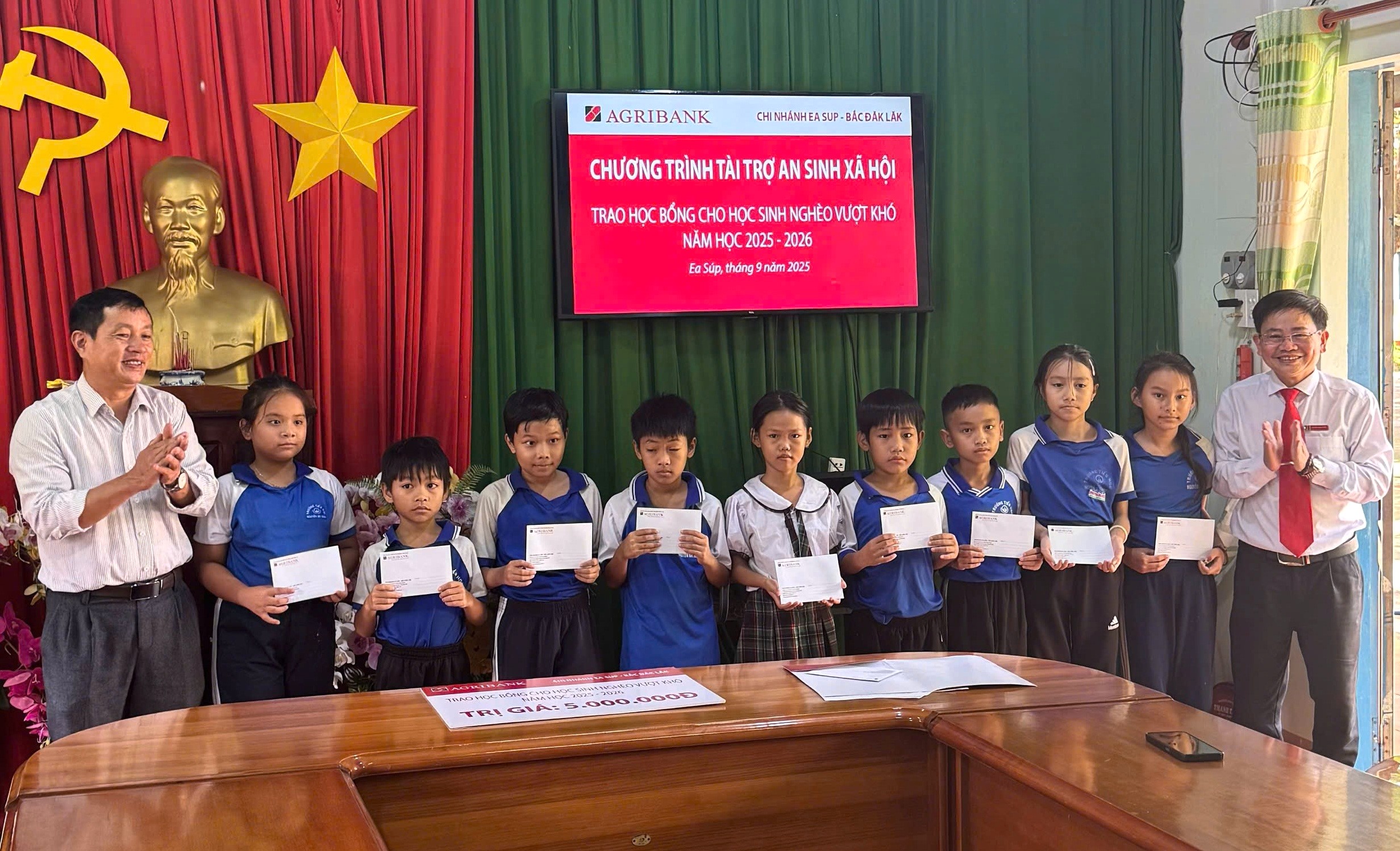 Agribank Chi nhánh Ea Súp - Bắc Đắk Lắk trao tặng học bổng cho học sinh nghèo vượt khó