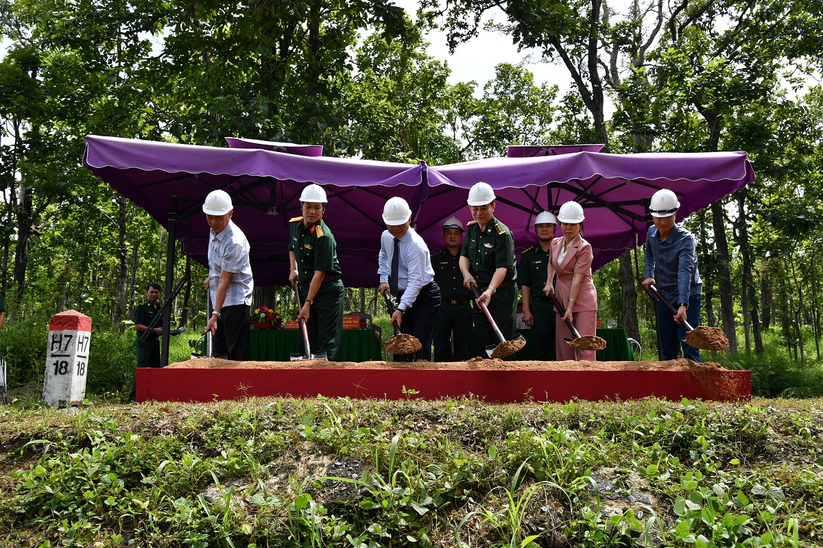 Khởi công xây dựng kè bảo vệ cột mốc biên giới