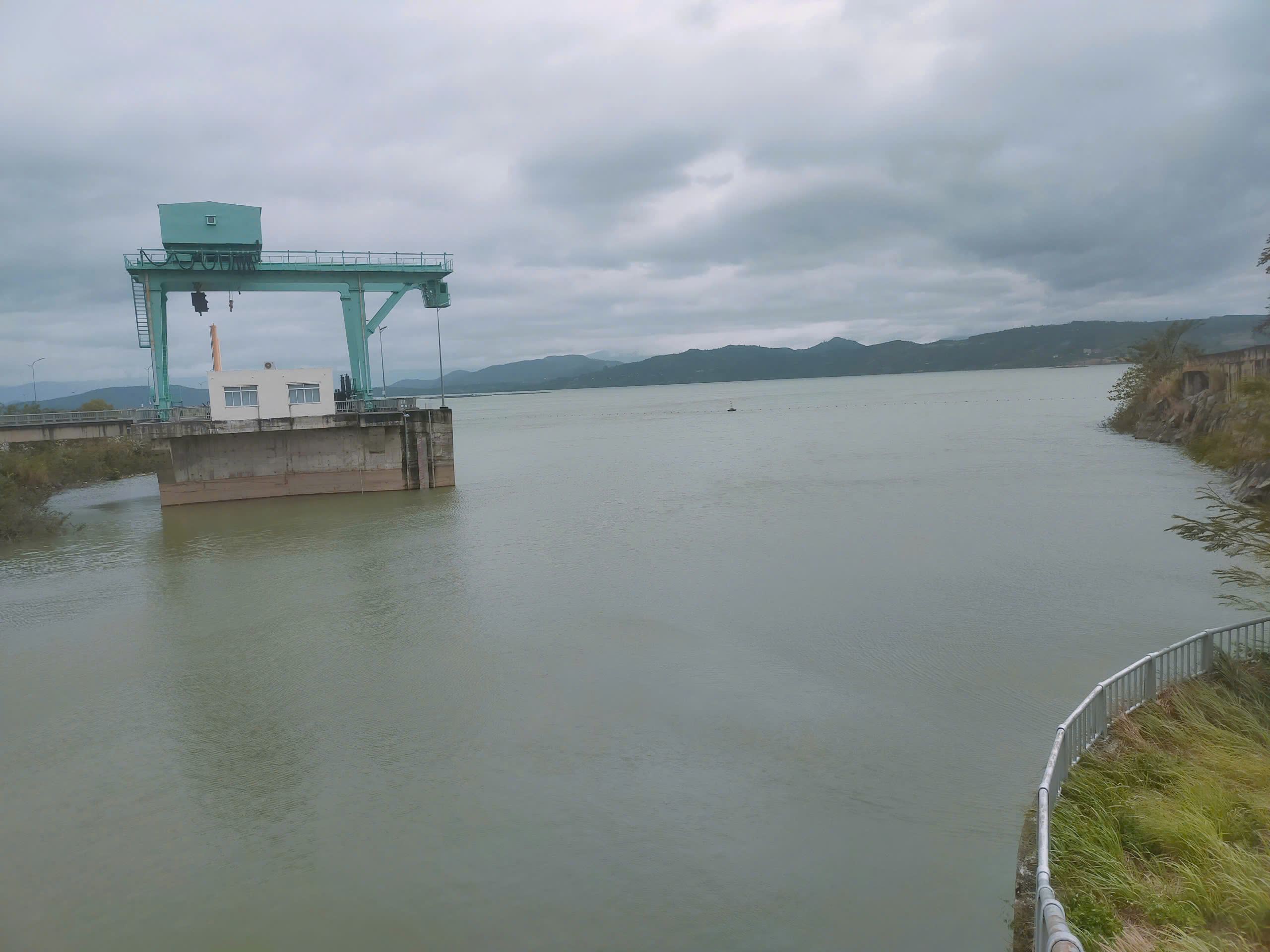 Nhiều hồ thủy điện có khả năng xả lũ, người dân hạ du cần chủ động phòng tránh