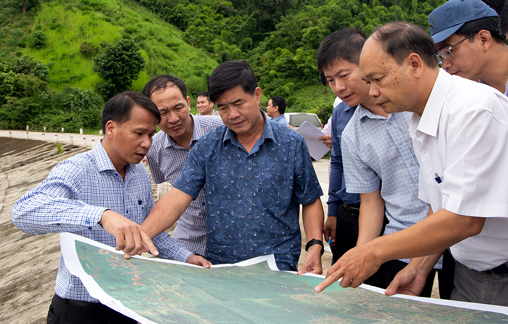 Phó Chủ tịch UBND tỉnh Nguyễn Thiên Văn kiểm tra thực tế tình hình khu vực sông Krông Nô bị sạt lở trên địa bàn xã Nam Ka.