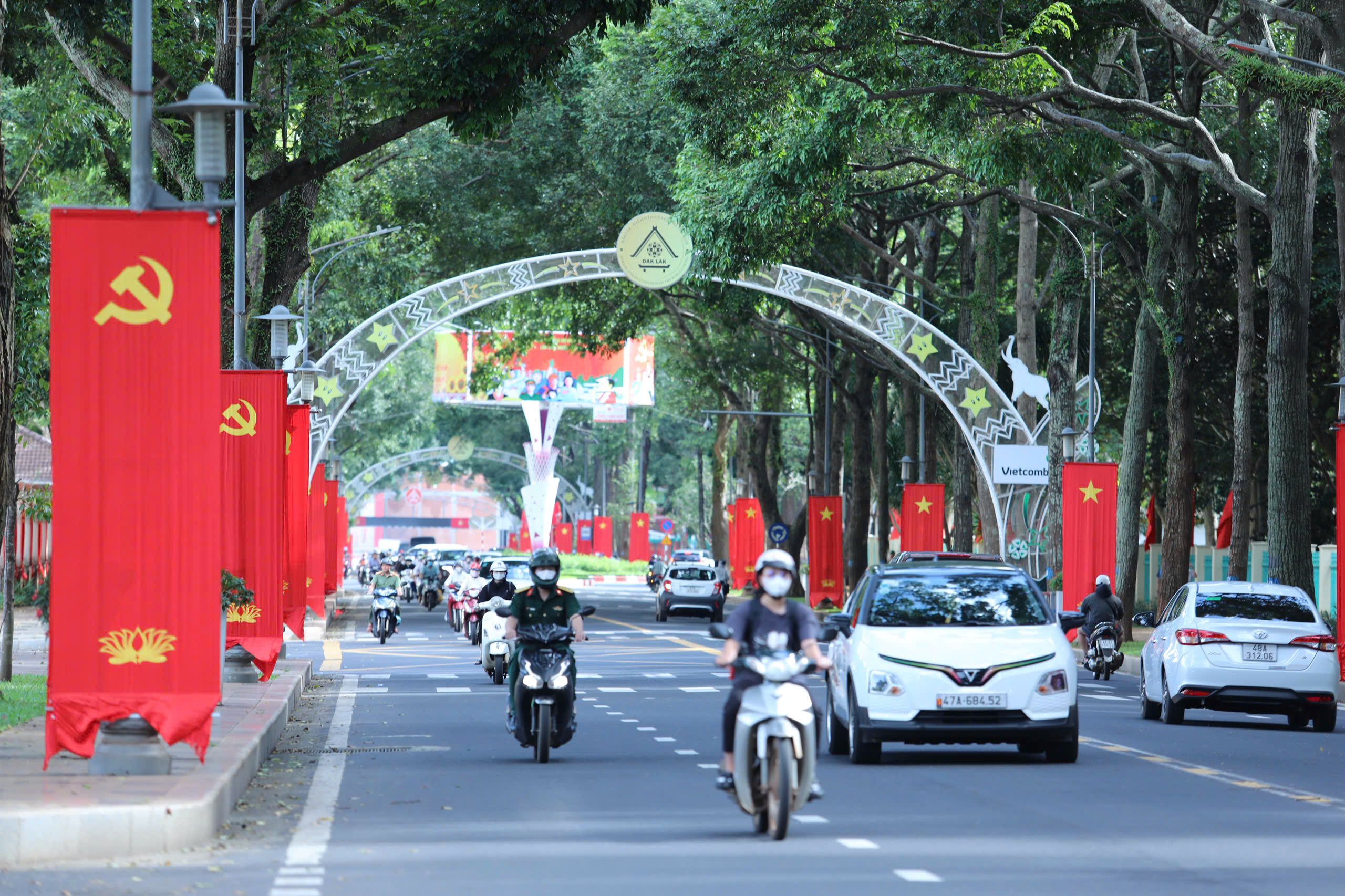 Đắk Lắk rực rỡ cờ hoa chào mừng Đại hội Đảng bộ tỉnh lần thứ I, nhiệm kỳ 2025-2030.